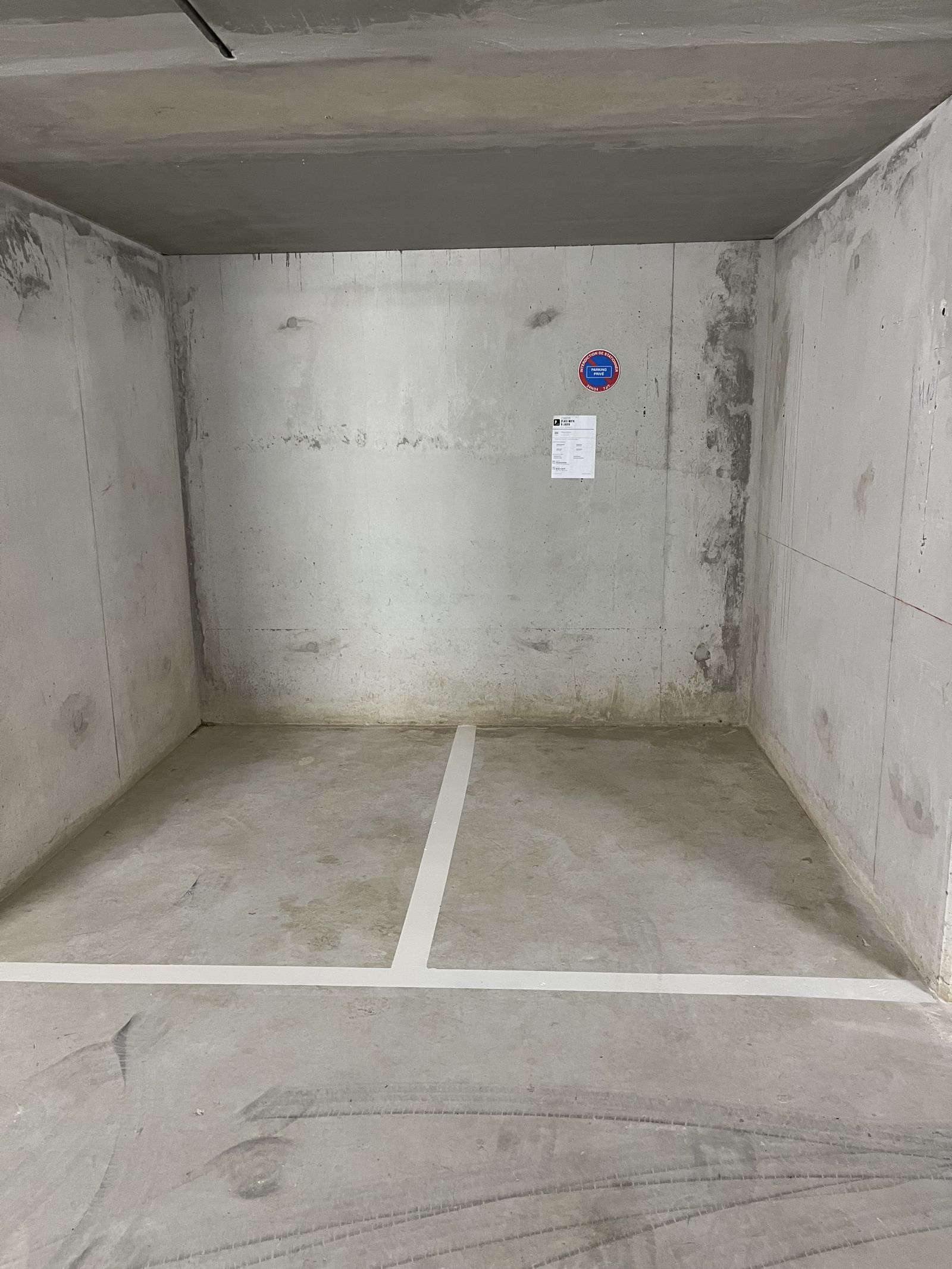 Emplacement moto numéroté dans un parking souterrain à Marseille